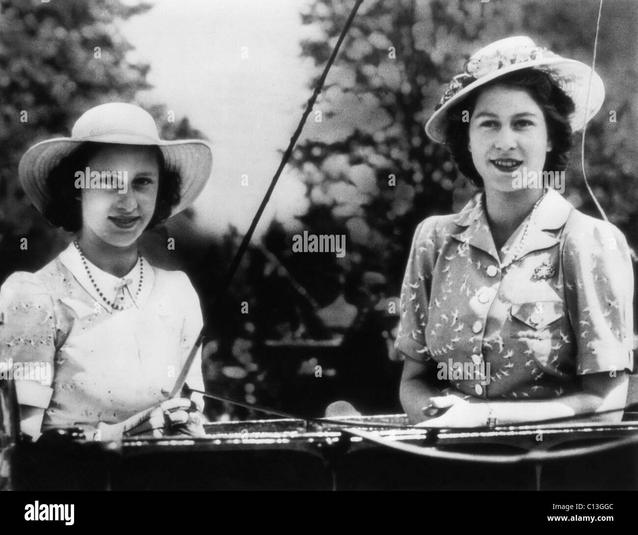 Britische königliche Familie. Zukunft Countess of Snowdon Prinzessin Margaret und Zukunft Königin von England Prinzessin Elizabeth im Royal Windsor Horse Show, 27. Mai 1944. Stockfoto