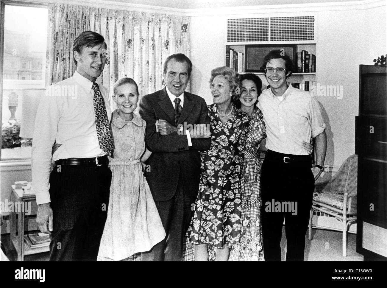 Präsident RICHARD NIXON, posiert mit seiner Familie, Edward & Tricia Cox, Pat Nixon, Julie & David Eisenhower, kurz bevor er, 1974 zurücktrat. Stockfoto