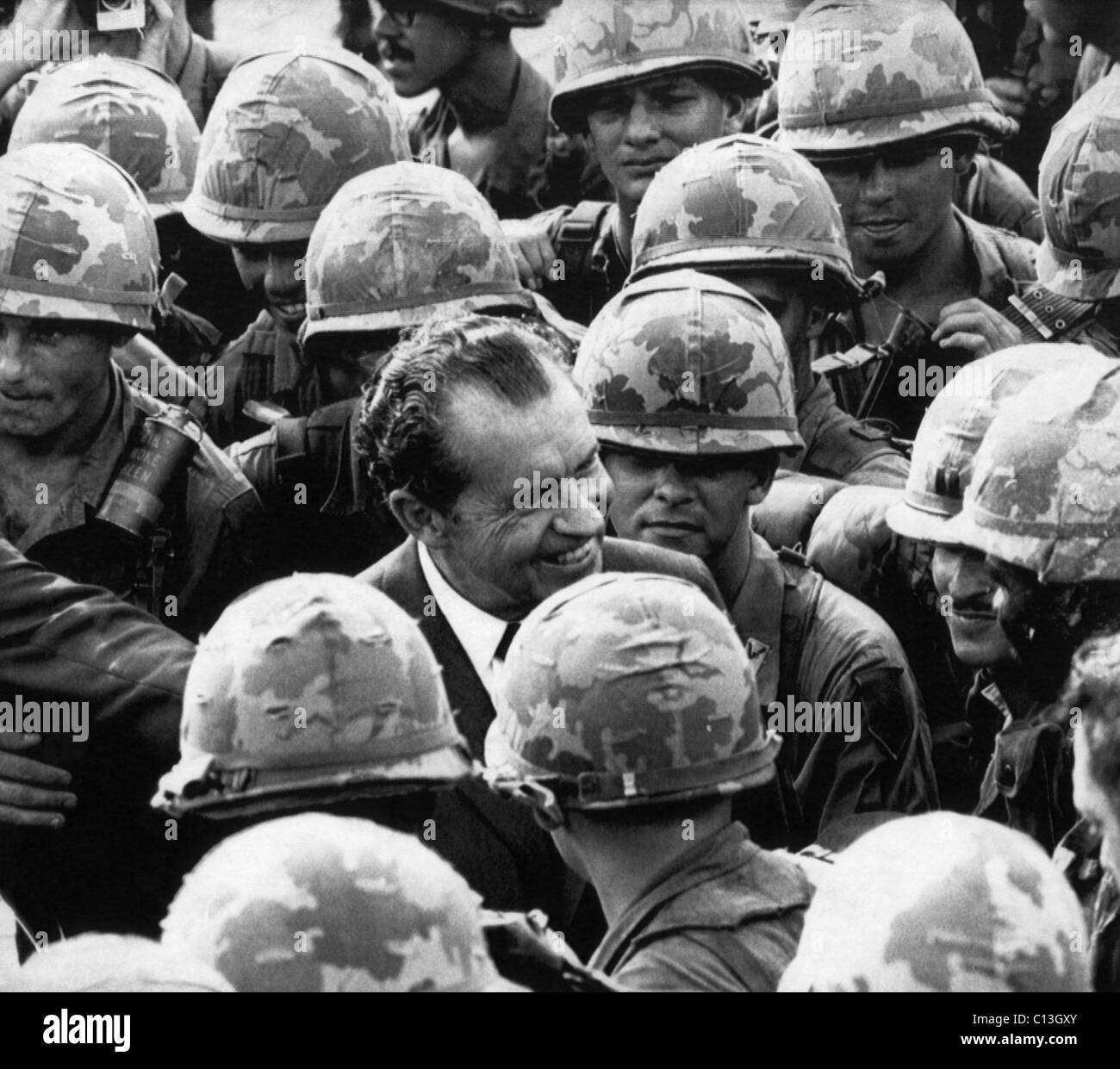 1969 US-Präsidentschaft, Vietnam-Krieg. Präsident Richard Nixon Besuch der US-Armee erste Infanteriedivision (Big Red 1) in Vietnam, Juli 1969. Stockfoto