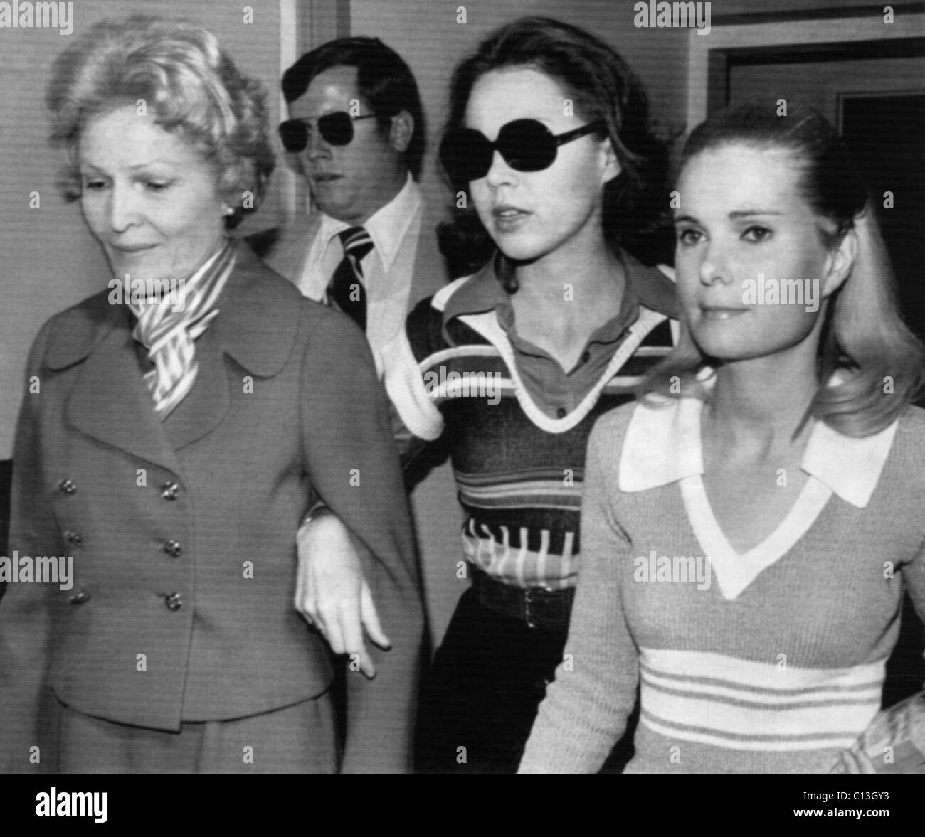 Ehemalige First Lady Patricia Nixon und seinen Töchtern Julie Nixon Eisenhower und Tricia Nixon Cox im Krankenhaus besuchen, Oktober 1974. Stockfoto