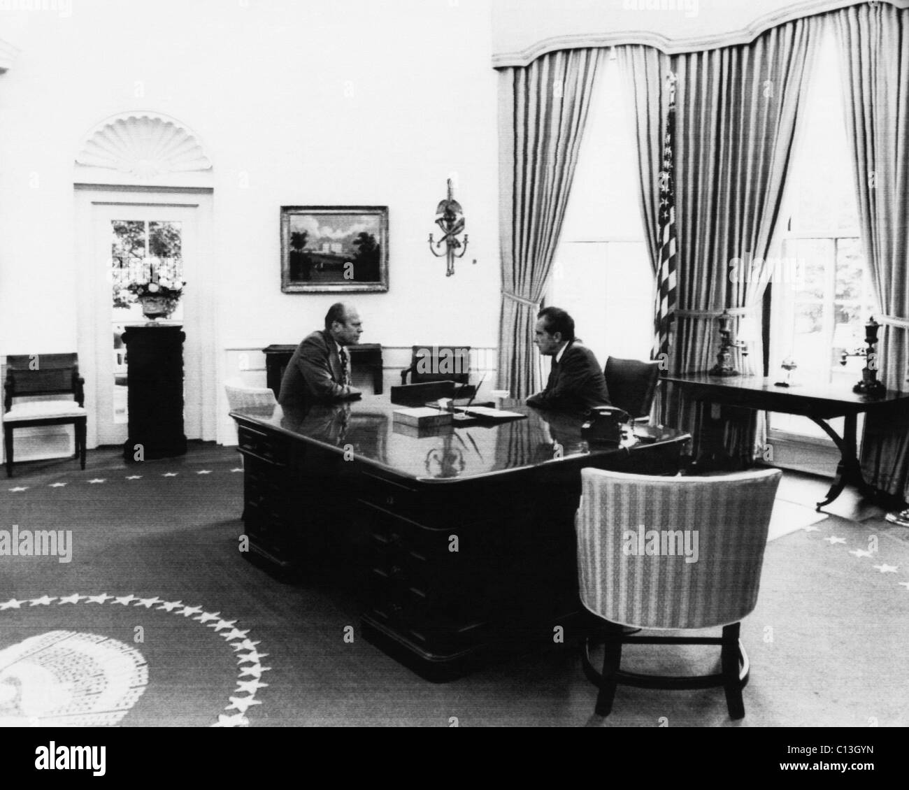 1974 US-Präsidentschaft. Vizepräsident (und späteren US-Präsidenten) Gerald Ford im Gespräch mit Präsident Richard Nixon im Oval Office, Washington, D.C., August 1974. Stockfoto