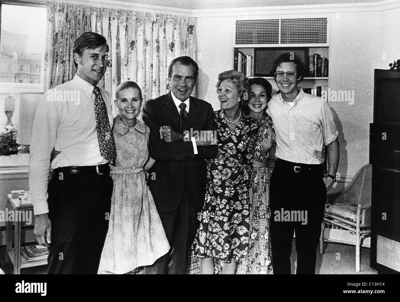 Nixon Präsidentschaft. Von links: Edward Cox, Tricia Nixon Cox, Richard Nixon (US-Präsident), Patricia Nixon (First Lady), Julie Nixon Eisenhower, David Eisenhower, Familienporträt kurz vor Nixons Rücktritt, August 1974 übernommen. Stockfoto