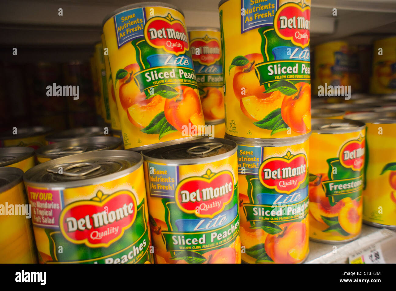 Dosen von Del Monte Foods Obstkonserven auf einem Supermarktregal in New York zu sehen sind Stockfoto