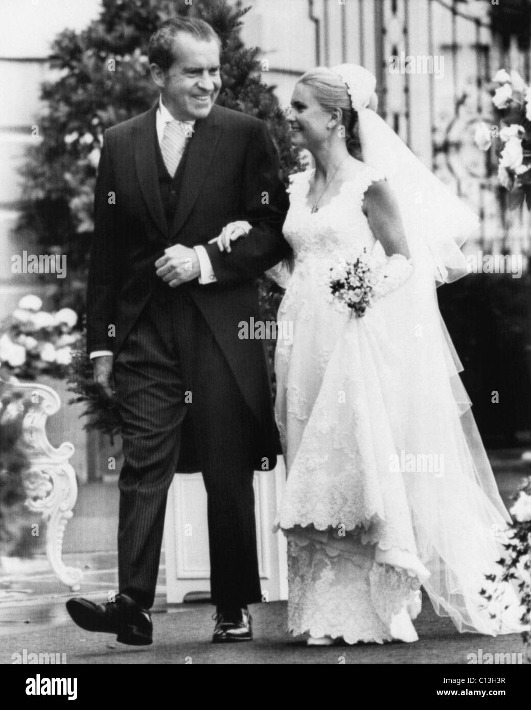 1971 US-Präsidentschaft, Nixon Familie. US-Präsident Richard Nixon eskortierende Tochter Tricia Nixon White House Rose Garden, kurz vor ihrer Heirat mit Edward Cox, Washington D.C., 12. Juni 1971. Stockfoto
