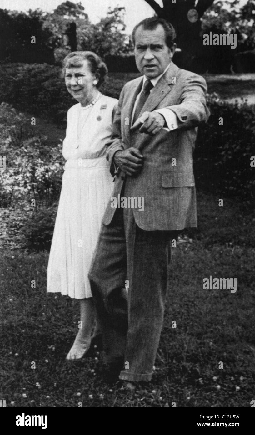 Nixon Präsidentschaft.  Ehemalige First Lady Mamie Eisenhower geht mit US-Präsident Richard Nixon bei der Eisenhower-Farm, Gettysburg, Stockfoto