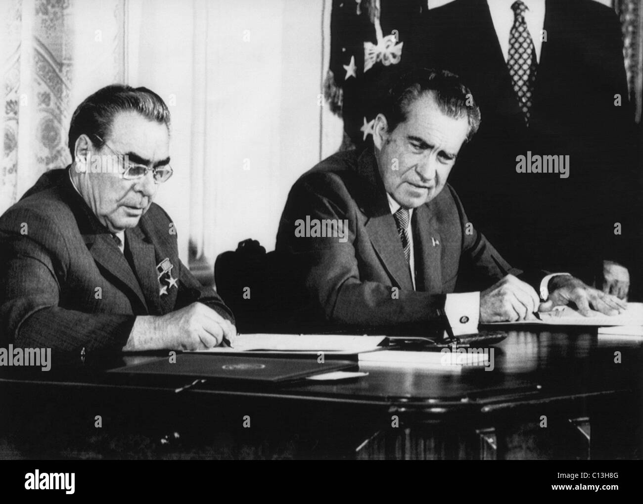 Nixon Präsidentschaft. Sowjetische Premier Leonid Brezhnev unterzeichnet nukleares Arsenal Vertrag, wie US-Präsident Richard Nixon 1973 in Washington, D.C., aussieht. Stockfoto