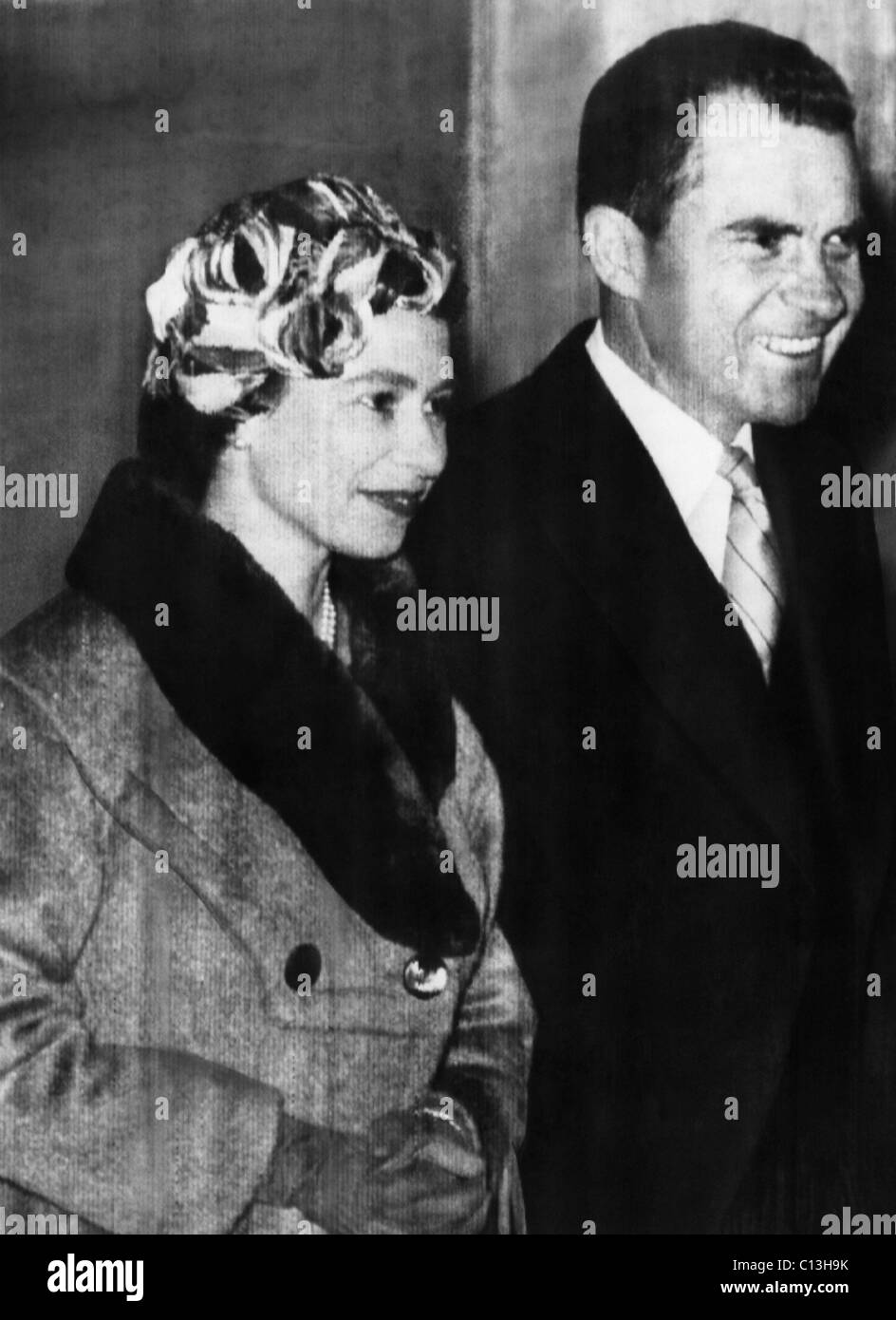 Nixon Vizepräsidentschaft. Vizepräsident (und späteren US-Präsidenten) Richard Nixon mit Königin Elizabeth II von England vor einer Zeremonie in der St. Pauls Cathedral, London, England, 1958. Stockfoto