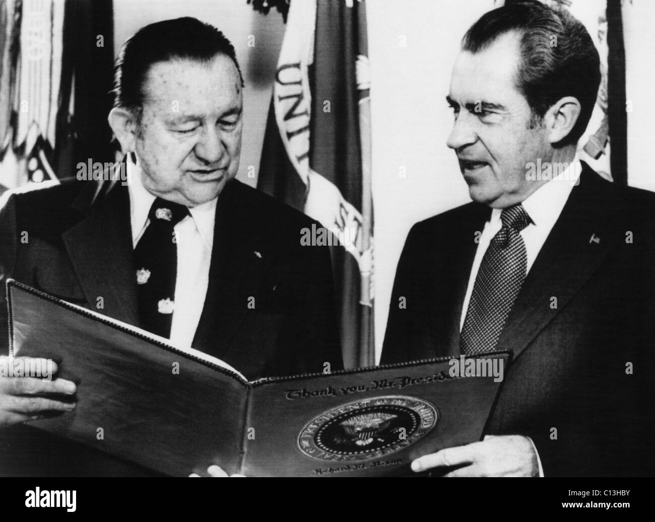 Nixon Präsidentschaft. Tex Ritter präsentiert US-Präsident Richard Nixon mit einem Album mit Lob Nixon für seine Verdienste um die Country und Western Musik, an das Weiße Haus, Washington, D.C., 1973. Stockfoto