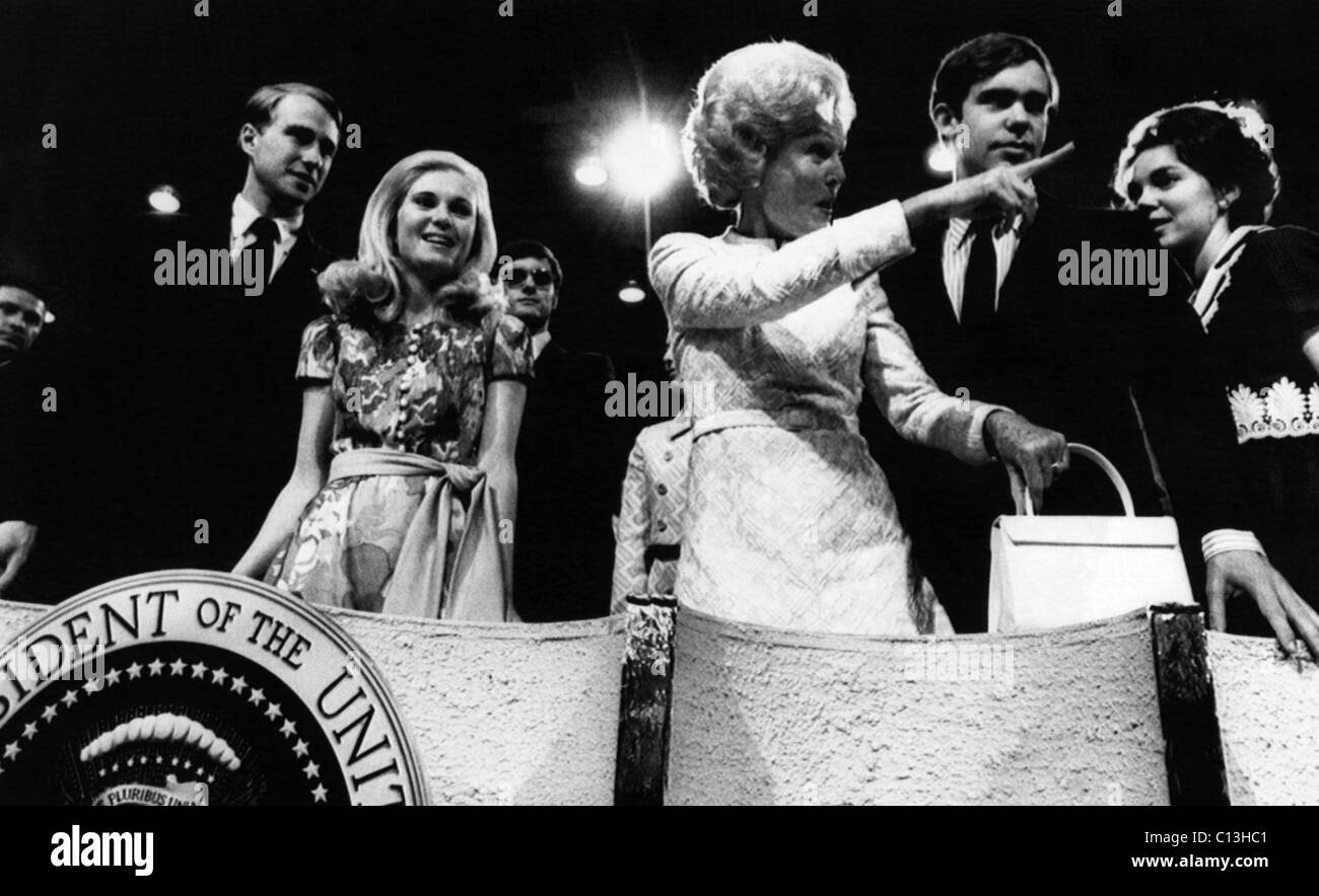 Nixon Präsidentschaft. Von links: Tricia Nixon Cox, First Lady Patricia Nixon, David Eisenhower, Edward Cox, Julie Nixon Eisenhower bei der Republican National Convention, Miami, Florida, August 1972. Stockfoto