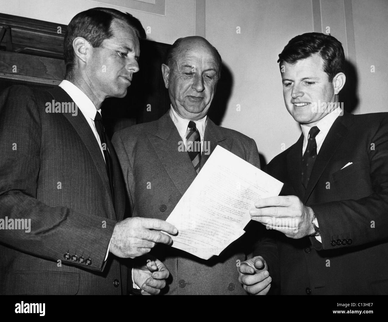 Von links Justizminister Robert F. Kennedy, diskutieren ehemaliger