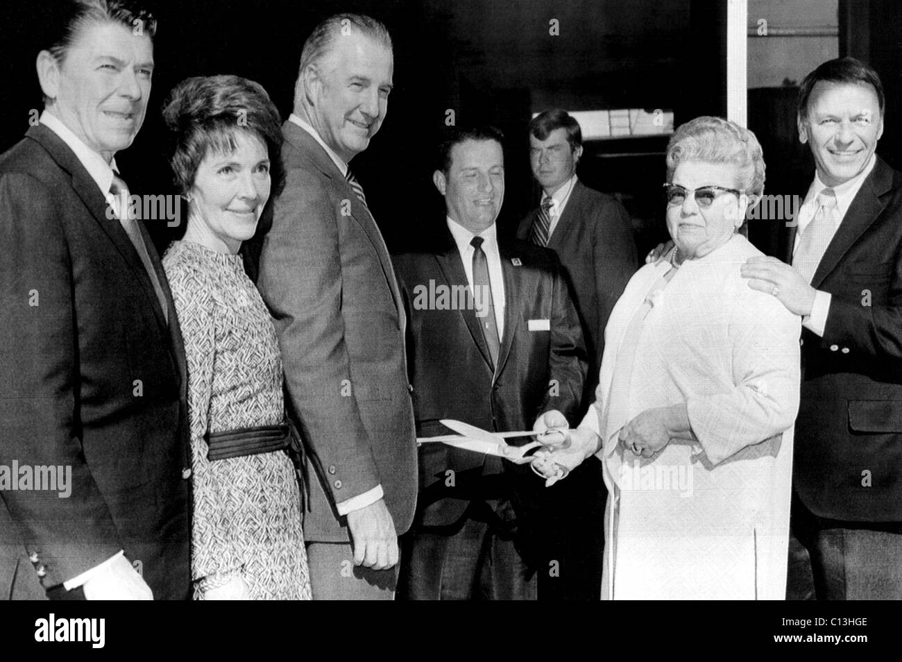 Gouverneur Ronald Reagan, Nancy Reagan, Vizepräsident Spiro Agnew, Klinikchef Glen Bailey, Frau Martin Anthony Sinatra, Frank Sinatra bei der Eröffnung des Palm Springs Desert Hospital, 15.01.71 Stockfoto