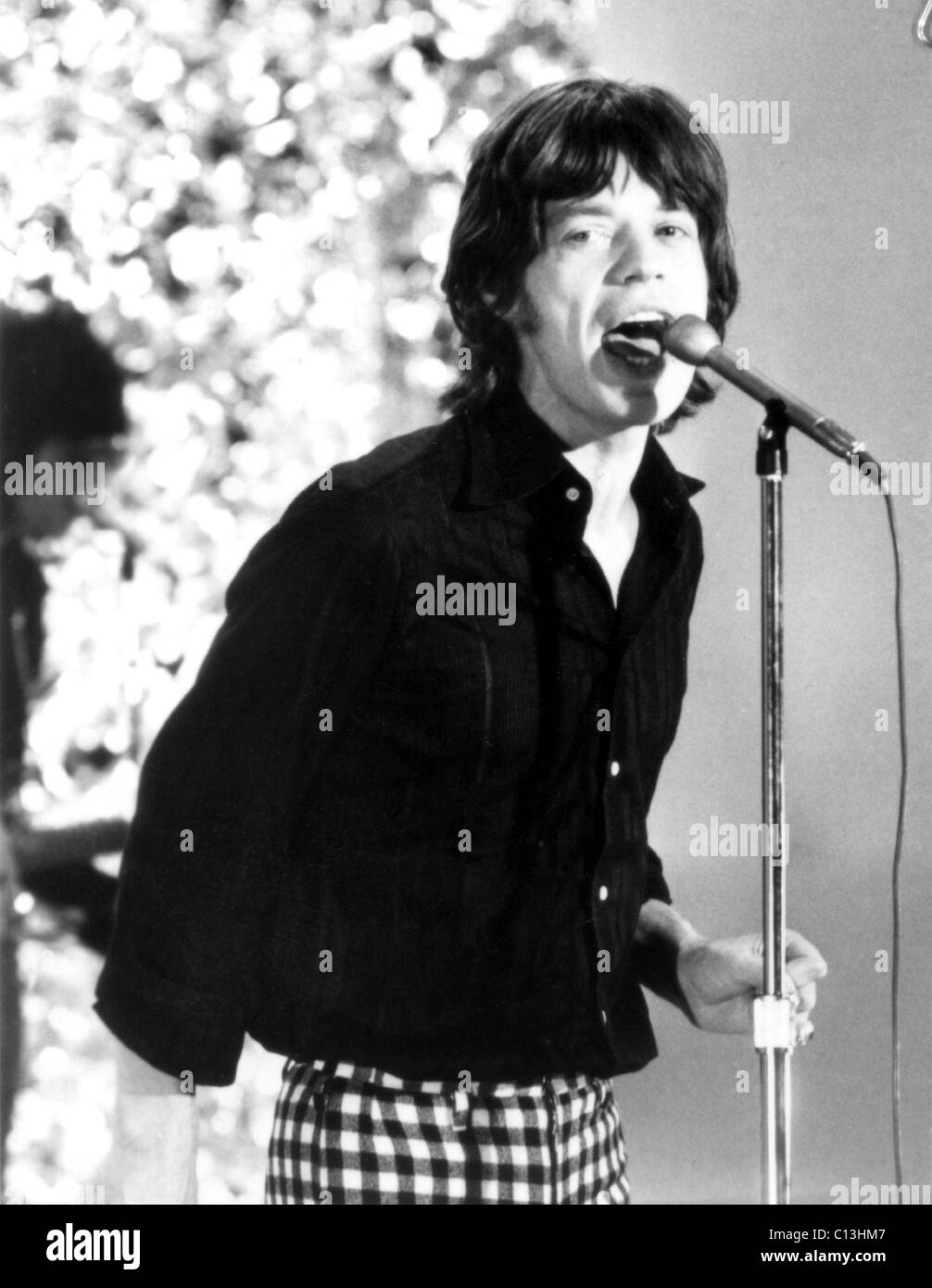 Mick Jagger, Keith Richards (Hintergrund) aus ein Rolling Stones-Auftritt in "THE ED SULLIVAN SHOW", undatiert Foto (1960er Jahre) Stockfoto
