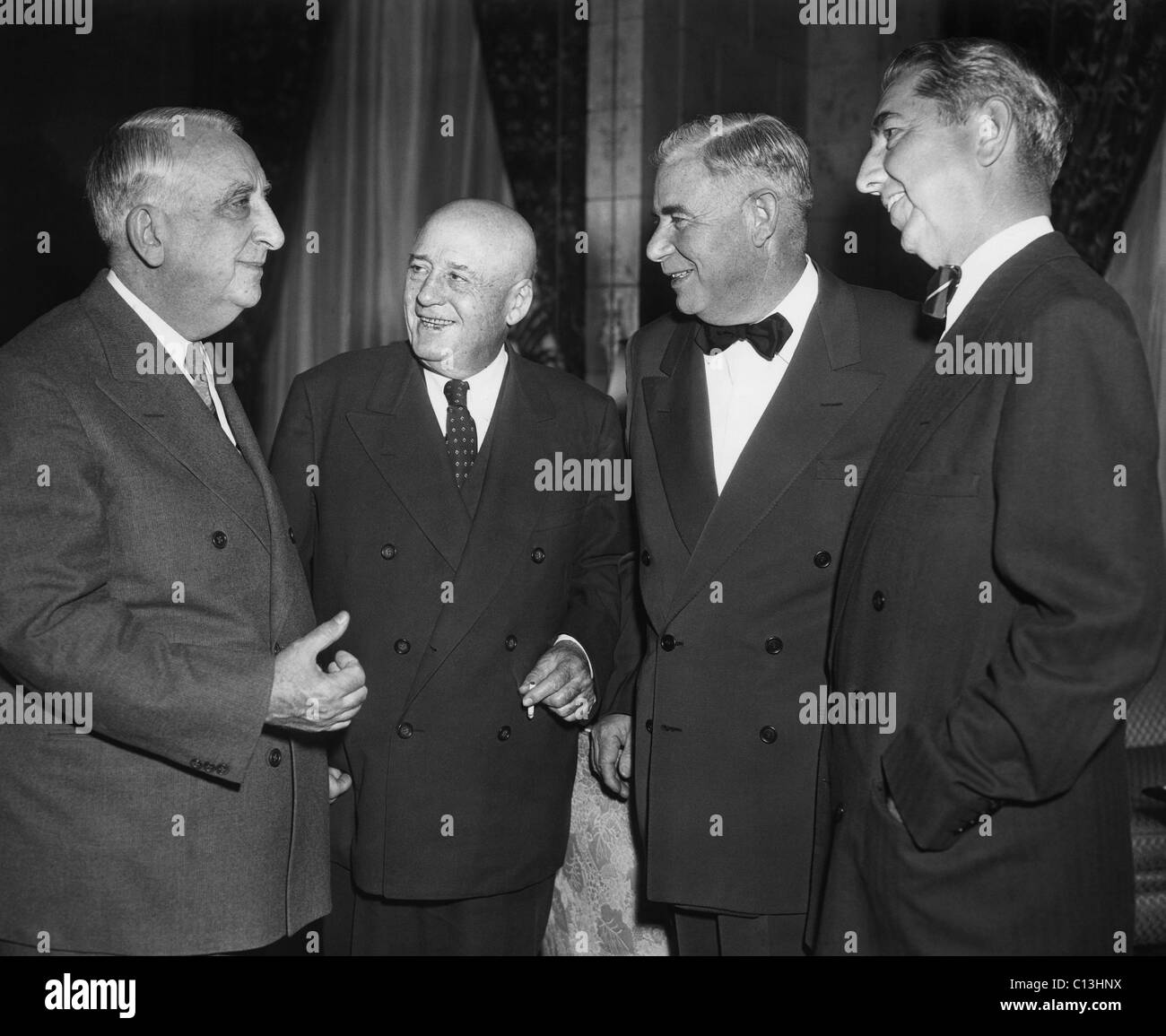 Oberrichter Fred Vinson, House Speaker Sam Rayburn, Arizona Senator