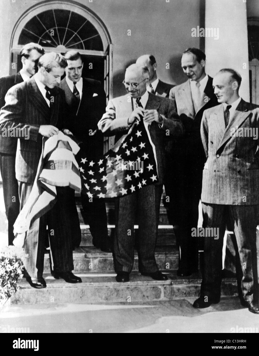 Thor Heyerdahl präsentiert eine amerikanische Flagge, Präsident Harry S. Truman im Weißen Haus. Die Flagge reiste mit Heyerdahl auf das Handwerk Kon-Tiki in 1947. Stockfoto Thor Heyerdahl präsentiert eine amerikanische Flagge, Präsident Harry S. Truman im Weißen Haus. Die Flagge reiste mit Heyerdahl auf das Handwerk Kon-Tiki in 1947. Stockfoto