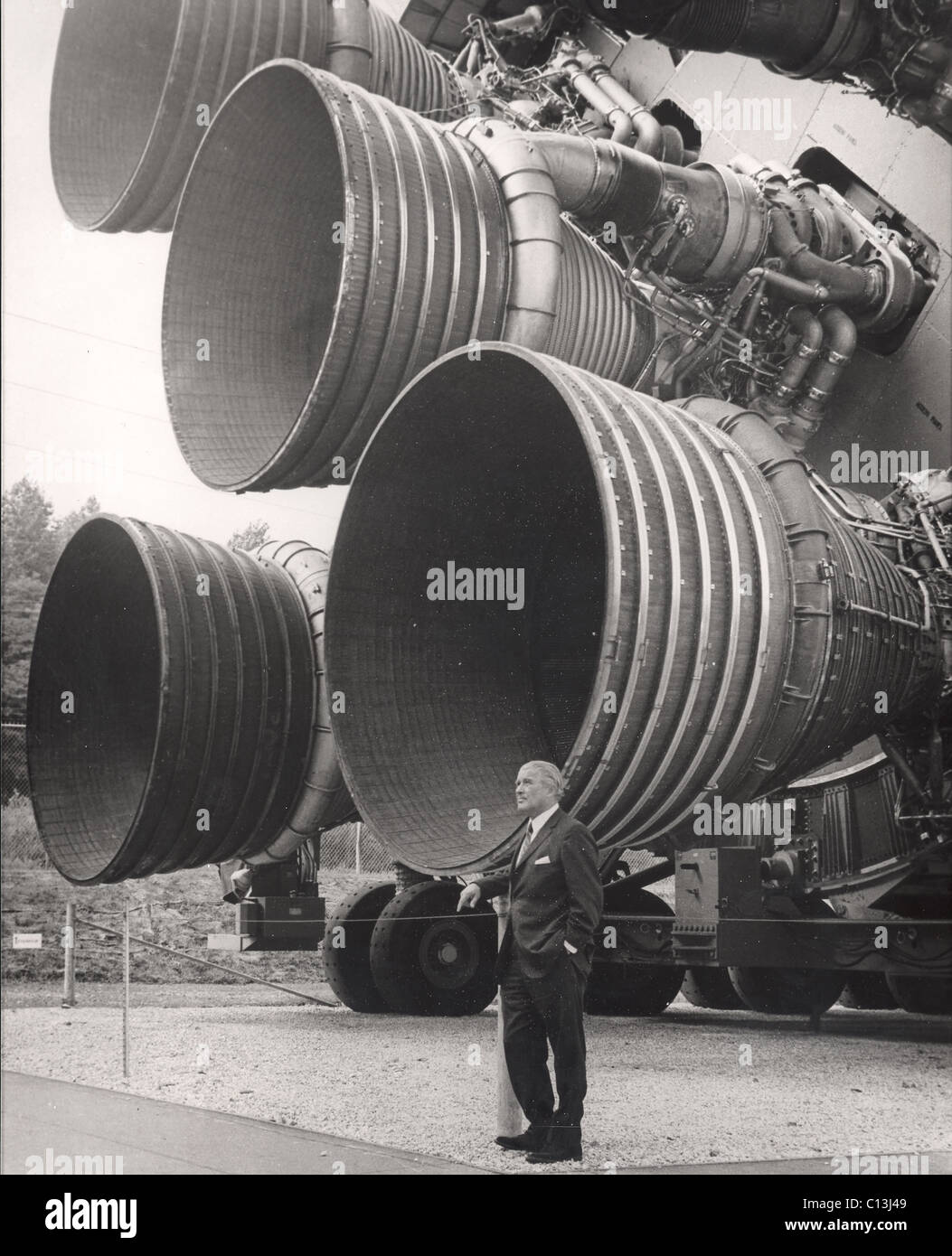 Wernher von Braun (1912 – 1977), durch fünf f-1-Motoren, ca. 1960er Jahre stehen. © Nasa/Courtesy Everett Collection Stockfoto