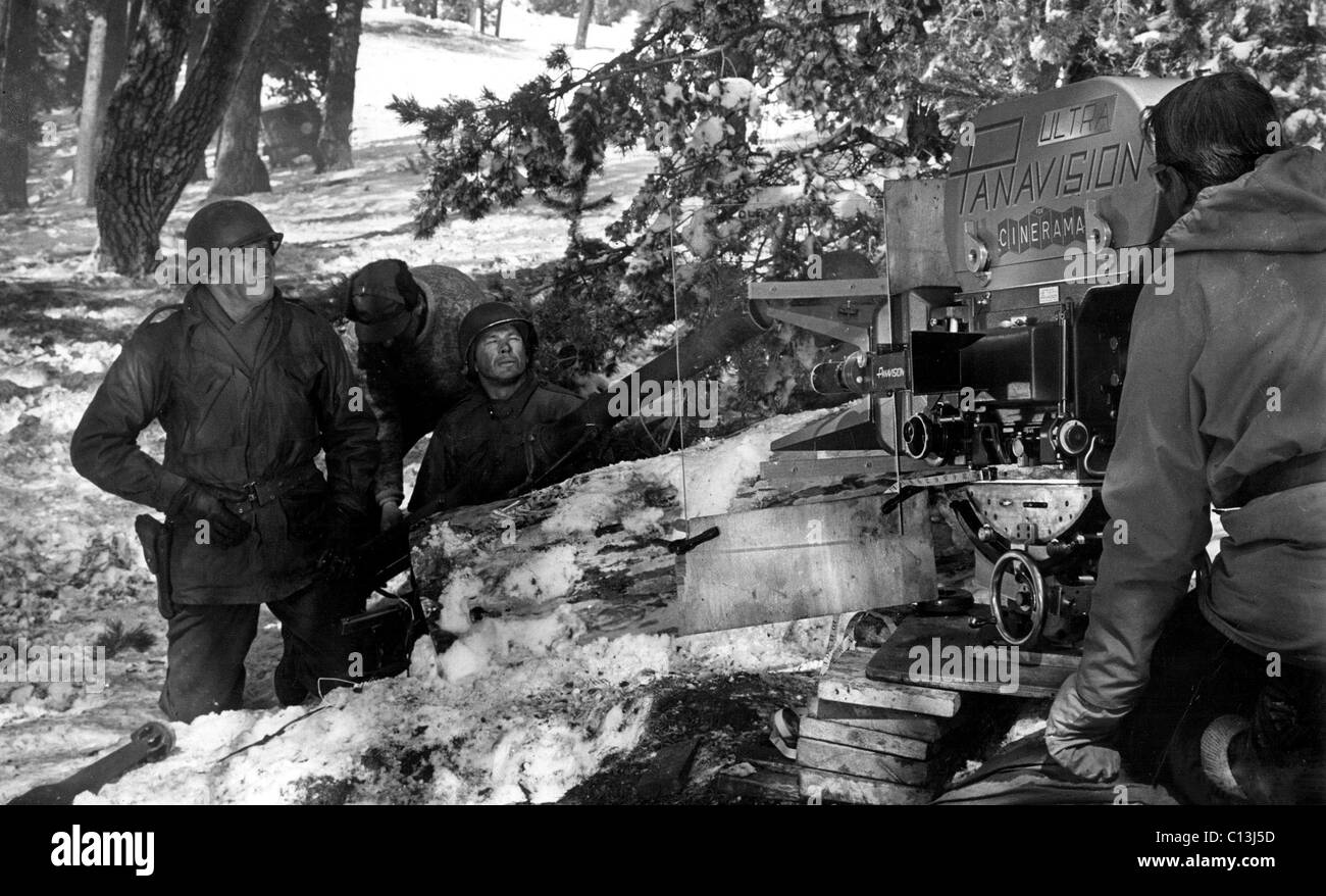 CHARLES BRONSON und Darsteller warten auf die nächste Kamera Set-up vor Ort für die ARDENNENOFFENSIVE, 1965 Stockfoto