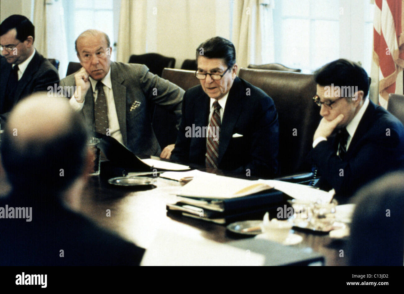 Außenminister George Schultz, Präsident Ronald Reagan, US-Verteidigungsminister Casper Weinberger bei einer Kabinettssitzung in den 1980er Jahren Stockfoto