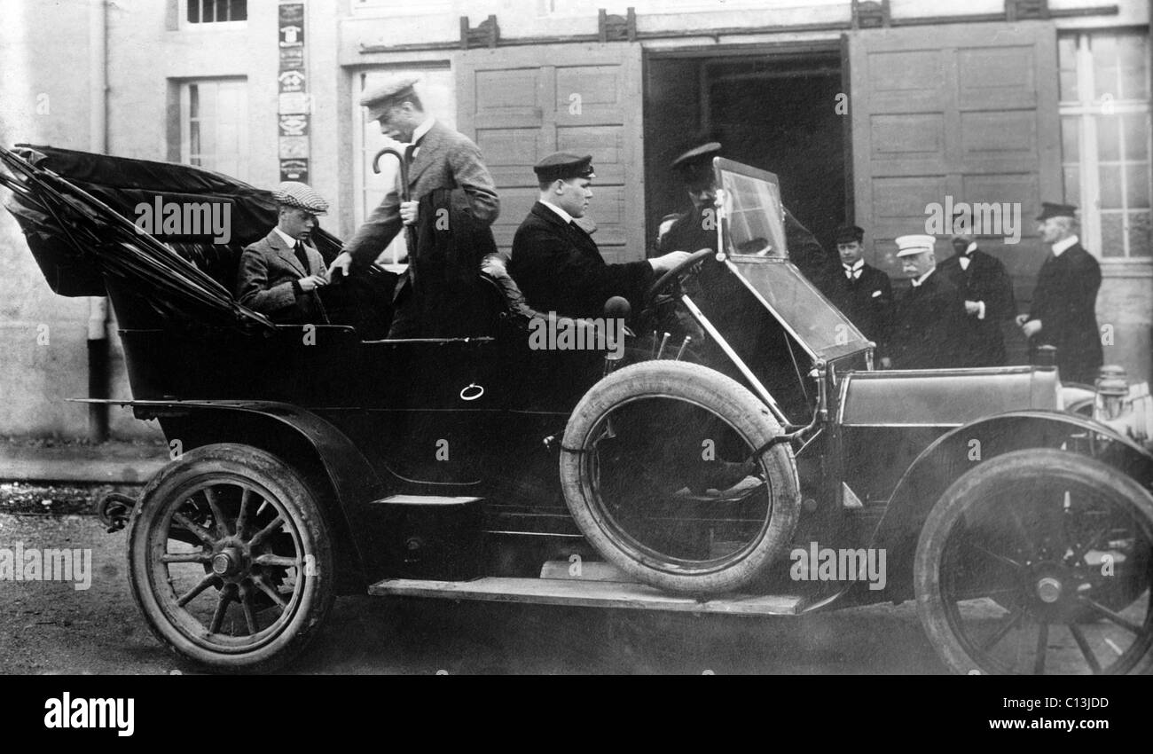 Edward, Prince Of Wales, (L) sitzt im Jahre 1910 Pierce-Arrow Tourenwagen an der Zeppelin-Werke in Friedrichschafen, Deutschland. Ferdinand Graf von Zeppelin ist in weiße Kappe in der Nähe der Tür. 31.03.1913 Stockfoto