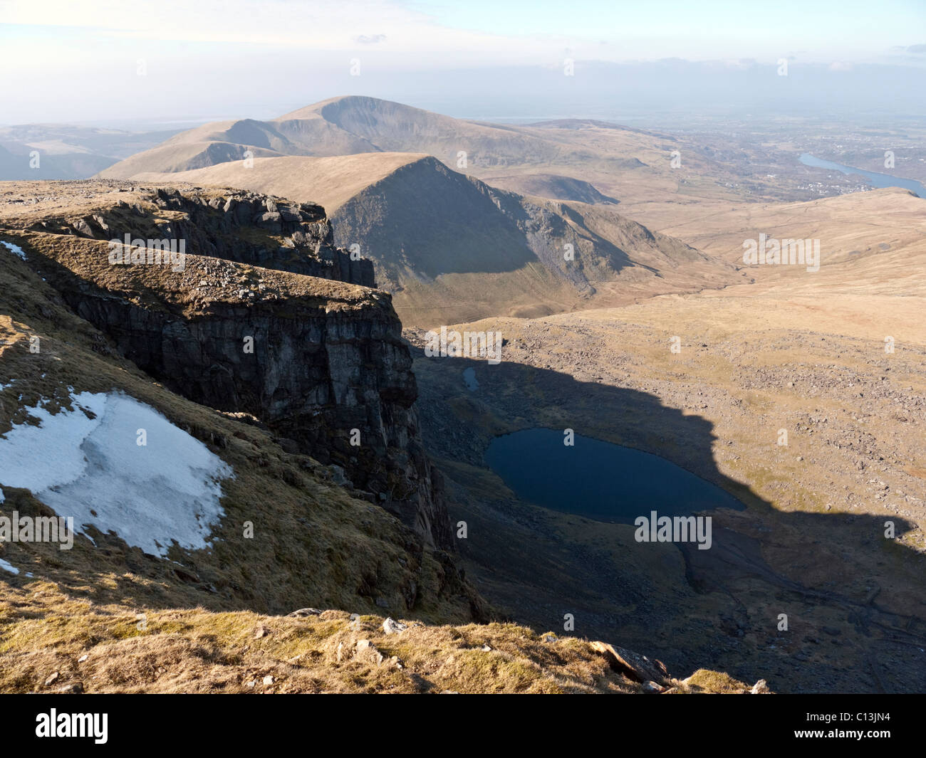 Blick zum Moel Eilio und Moel Cynghorion über den Klippen von Clogwyn Du'r Arddu auf Snowdon Stockfoto