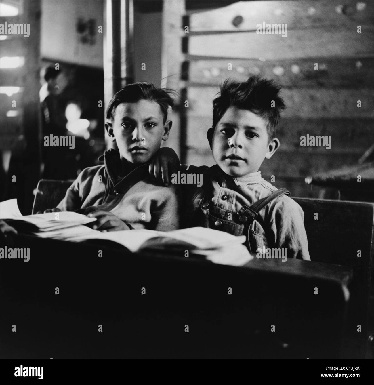 Zwei Spanisch-Amerikanischen Jungen in eine ein-Zimmer-Schule in den Bergen von New Mexico. Die Schule hatte acht Klassen von zwei spanischen Lehrern unterrichtet. 1943-Foto von John Collier. Stockfoto