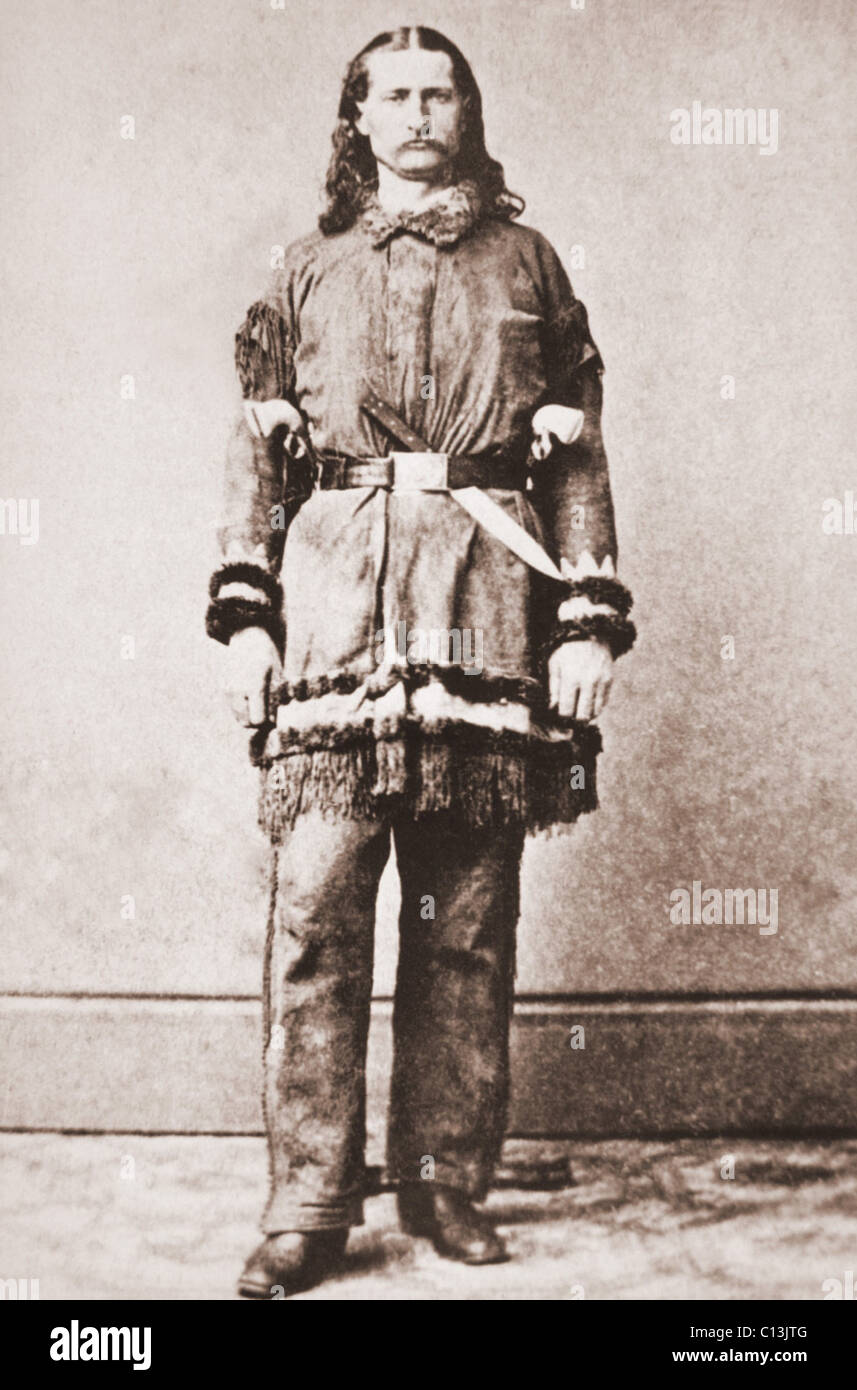 Wild Bill Hickok Porträt im wildledernen mit einem großen Messer in seinen Gürtel versteckt. Ca. 1869. Stockfoto