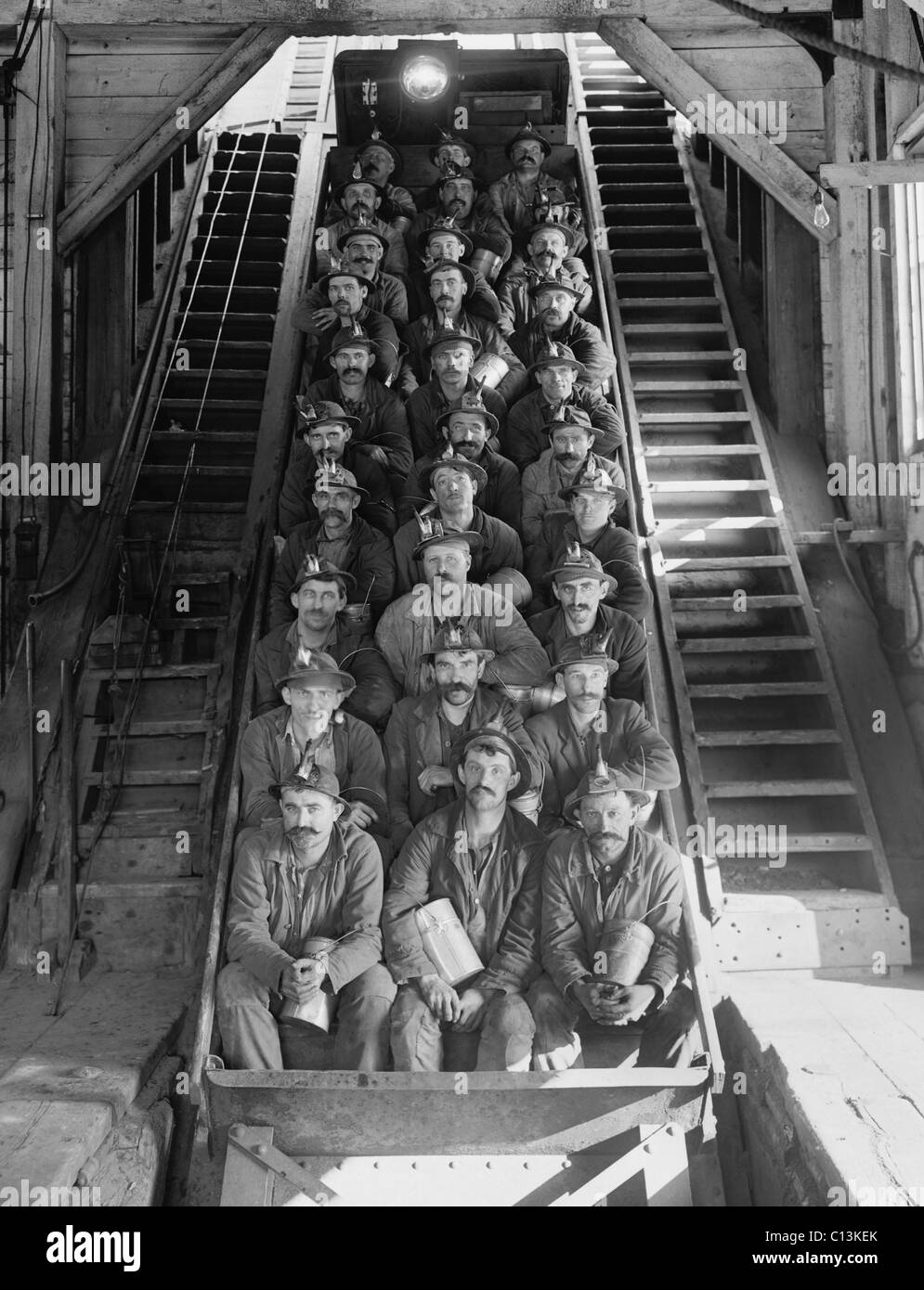 Bergleute in einer offenen Straßenbahn am Calumet und Hecla Mining Company, eines der größten und profitabelsten Kupferminen in der amerikanischen Stockfoto