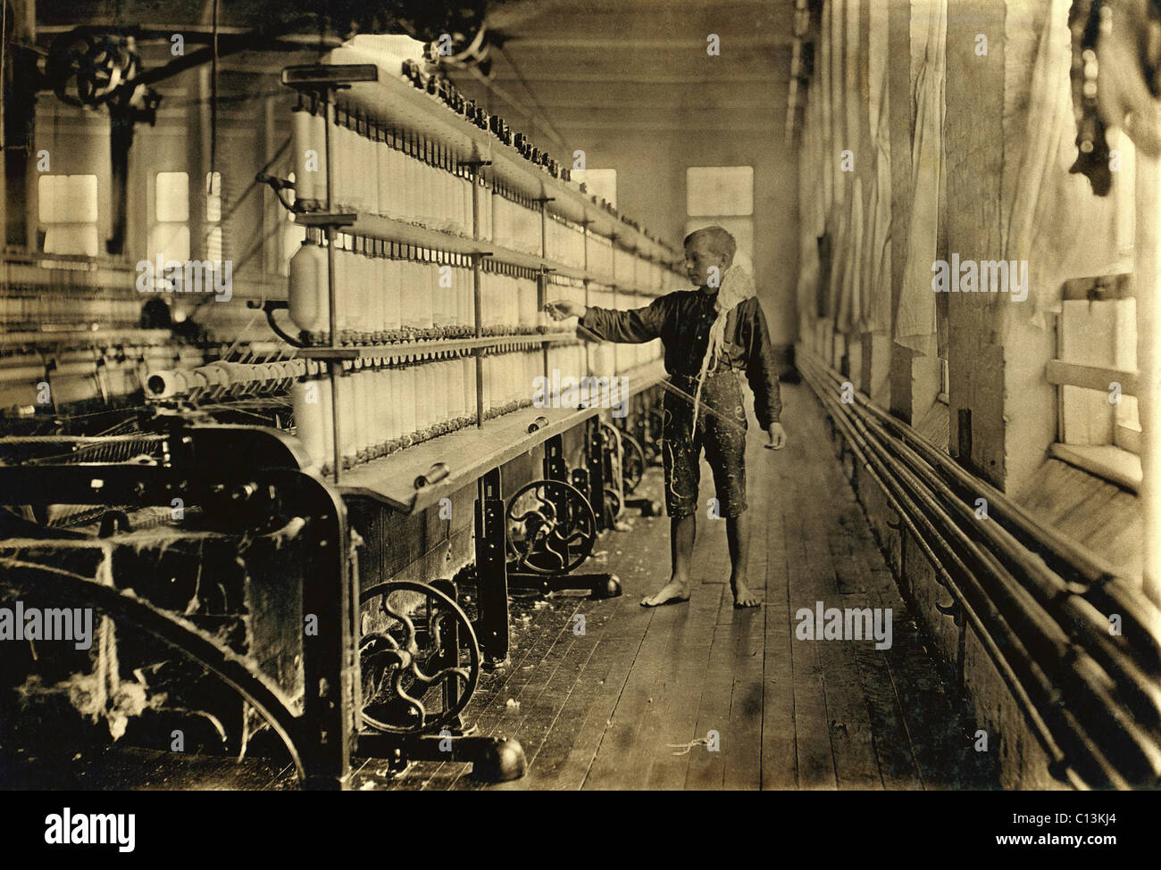 Junge Raoul Julien hatte schon seit zwei Jahren in die Maultier-Spinning-Raum in Chace Baumwollspinnerei, Burlington, Vermont, gearbeitet, als Lew Hine dieses Foto im Jahr 1909 nahm. Stockfoto