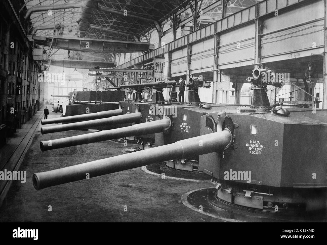 Big Guns (7,5 Zoll Marinegeschütz Revolver mit 12 Pounder Anti-Torpedo Gewehren an der Spitze) des HMS Shannon, eine gepanzerte Kreuzer der Royal Navy (1906-1922) in den Werken von Vickers in Barrow, England. Ca. 1906. Stockfoto