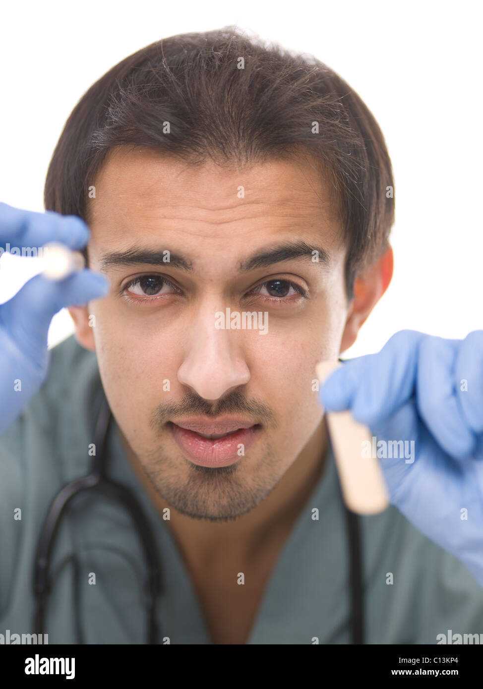 Junge Chirurgen mit kleinen Fackel in der Hand und Holzstab in einem anderen Stockfoto