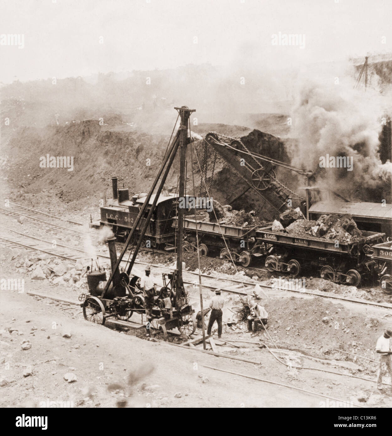Bau des Panama-Kanals. Eine Dampf-Schaufel lädt freigelegten Felsen in Eisenbahnen Autos im Gatun Damm-Stelle, Panamakanal-Zone. 1910. Stockfoto