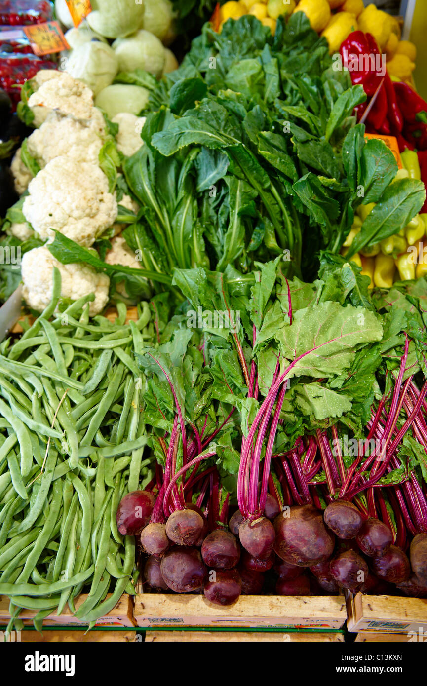 Frisches Gemüse auf einem Marktstand in einem Markt Stockfoto