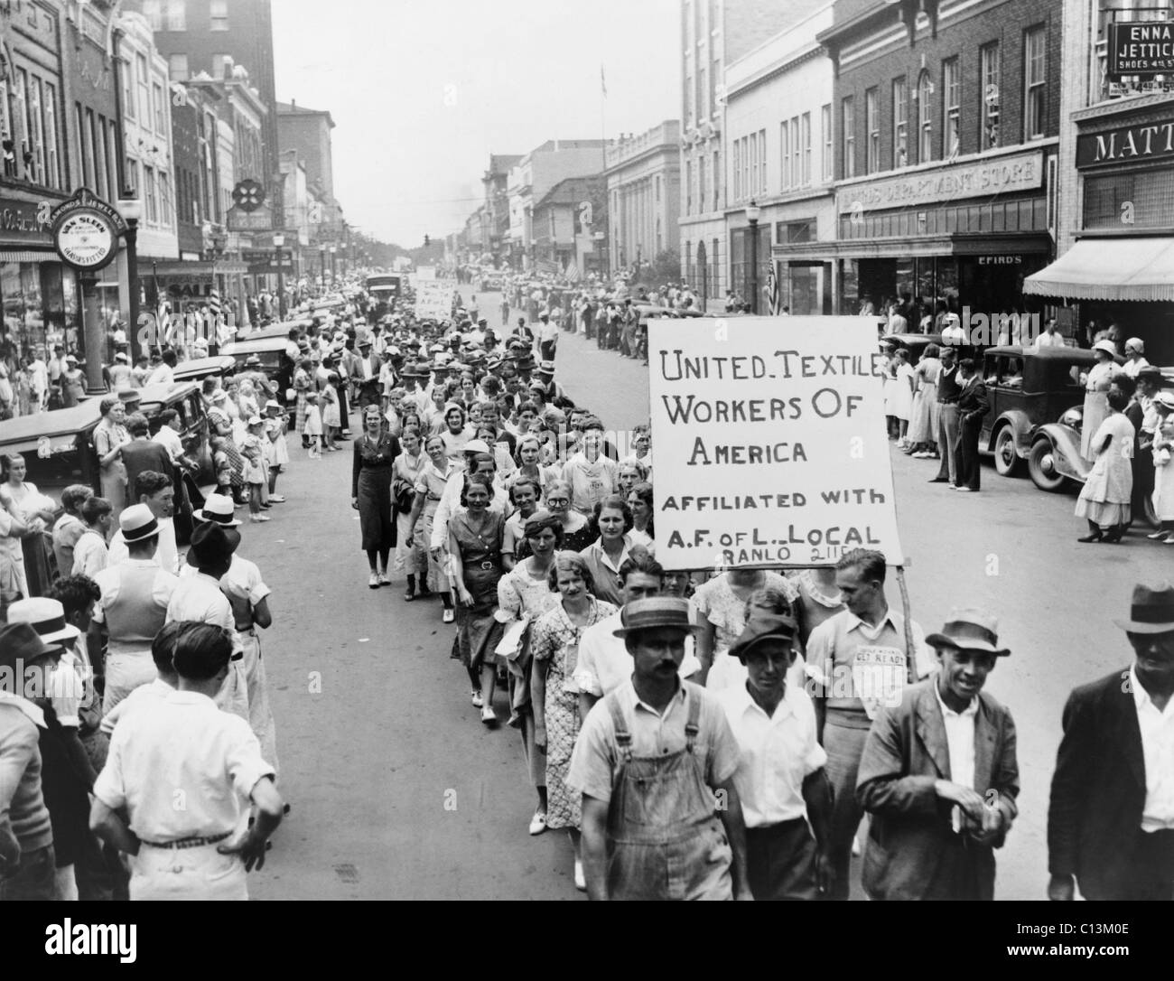 Markanten südlichen Textilarbeiter feiern Labor Day mit einer Parade und melden Sie kündigt ihre Zugehörigkeit mit der American Federation of Labor in 1934. Gastonia, North Carolina. Stockfoto