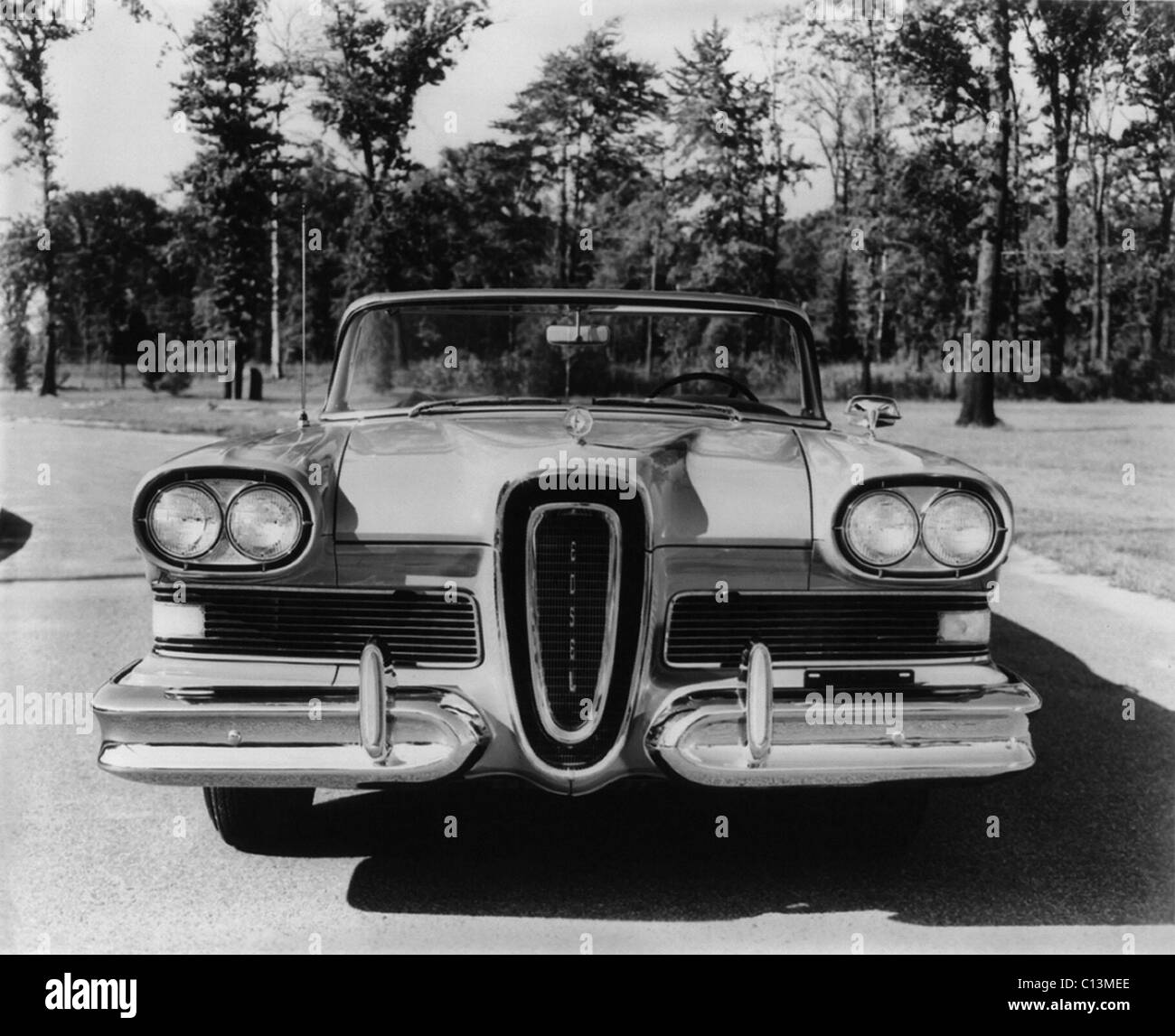 Edsel Cabrio Baujahr 1957 von der Ford Motor Company übernahm die Spitze mit seiner unverwechselbaren 1950er Jahre Automobil-design Stockfoto