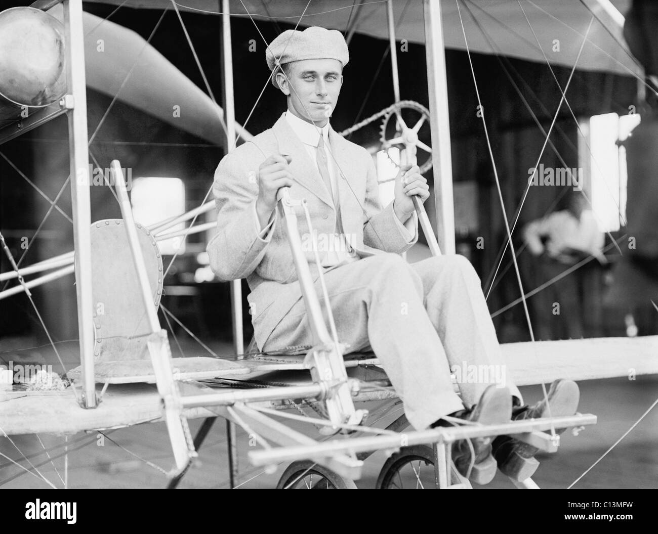 Harry Atwood ein Schüler der Gebrüder Wright in einem frühen Flugzeug