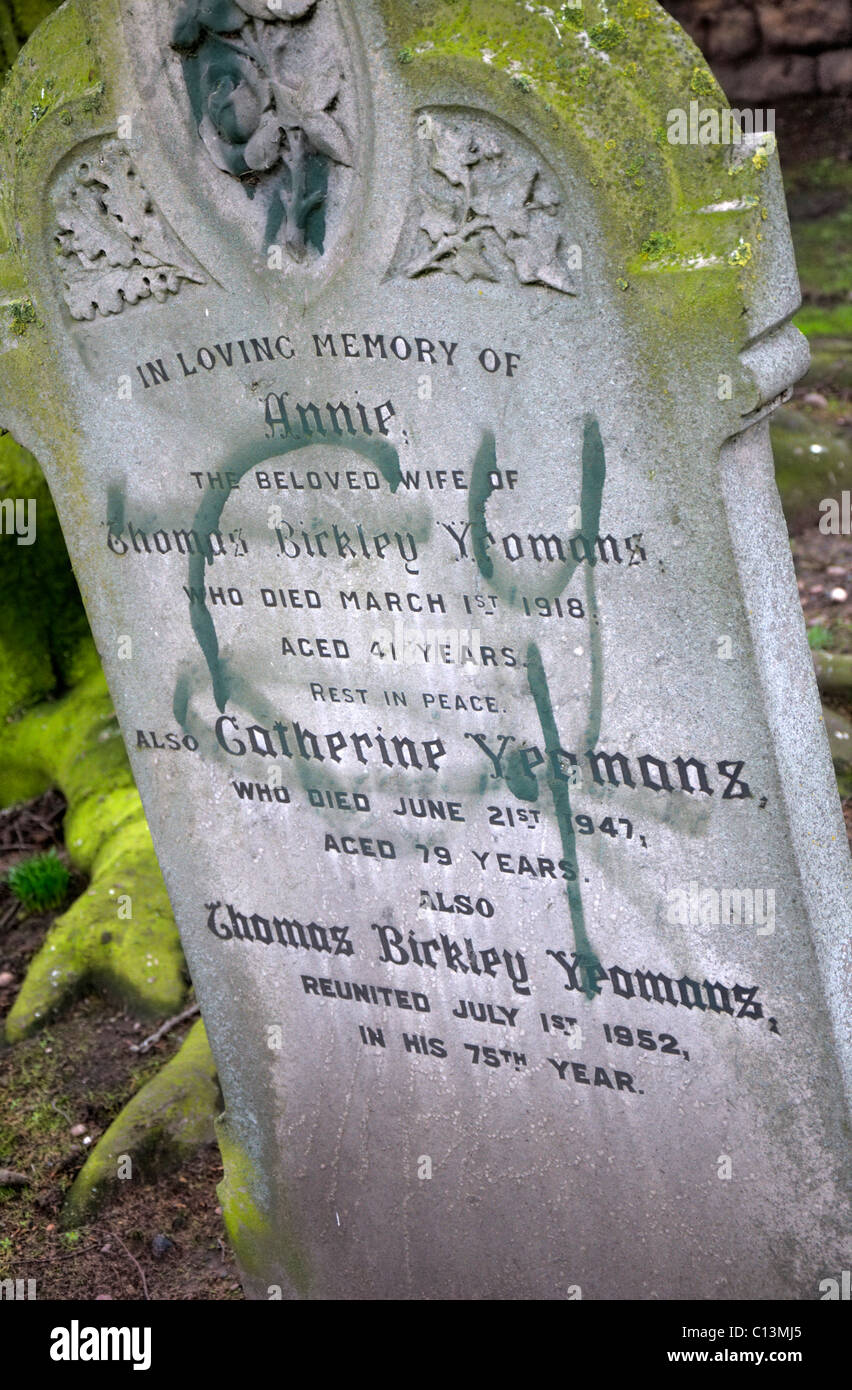 Eine verunstaltete Grabstein im Friedhof Basford Nottingham England UK Stockfoto