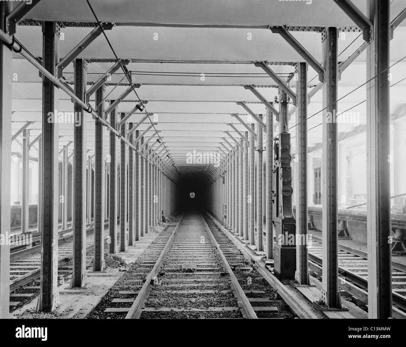 Die New Yorker u-Bahn verfolgt an einer Station mit einem dunklen Tunnel in der Ferne. 1904 LC-D4-17296 Stockfoto