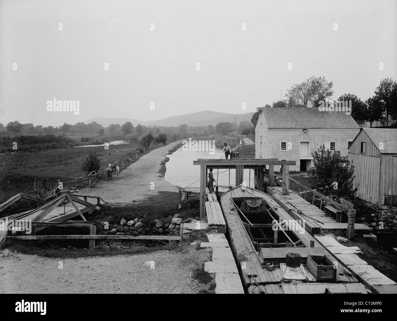 Kanalboot Durchreise eine Sperre auf die Morris und Essex Canal Waterloo N.J. ca. 1895. Im linken mittleren Boden sind zwei Maultiere ziehen das Boot durch den Kanal. LC-D4-12034 Stockfoto