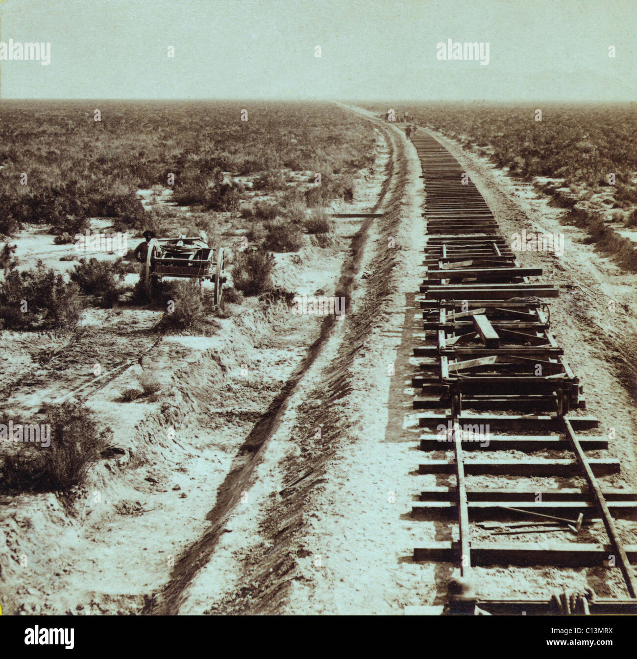 FORTSCHRITT DER ZIVILISATION. Gleise im Bau in der Nähe von Eisen-Punkt in der Nähe der Humboldt River Nevada. Foto Stockfoto