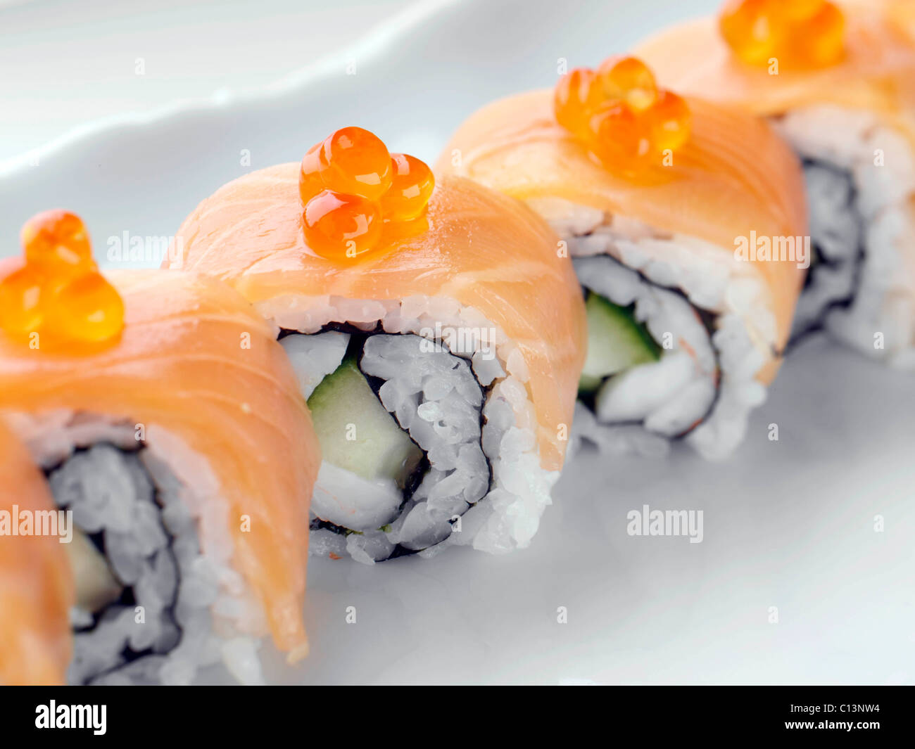 Geräucherter Lachs Sushi mit Reis Stockfoto
