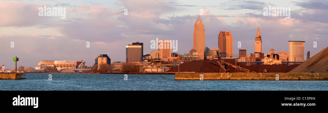 USA, Ohio, Cleveland, Skyline der Stadt auf dem Eriesee Stockfoto