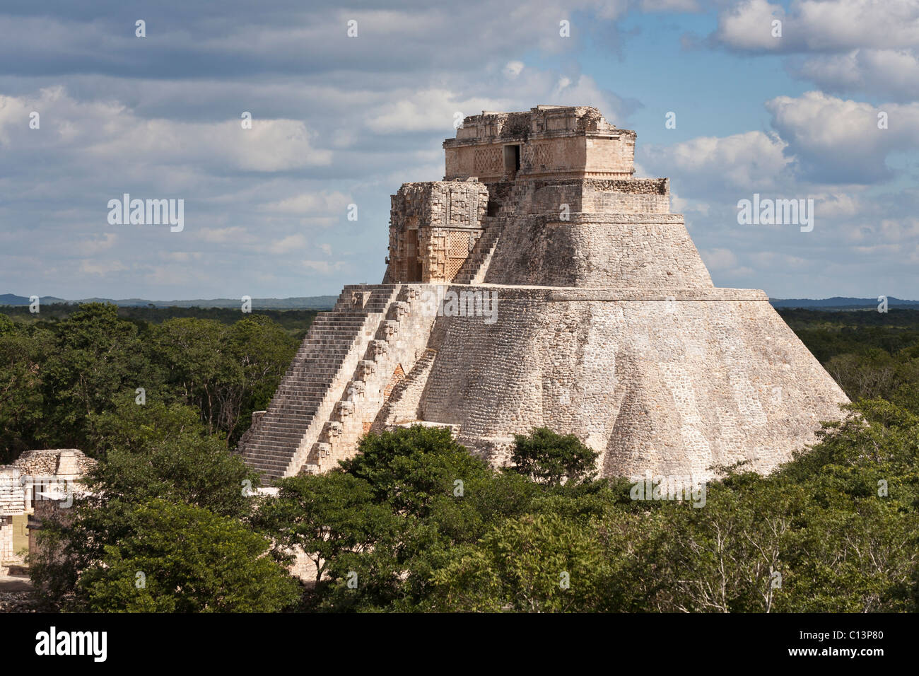 Uxmal Maya-Pyramide des Zauberers steigt durch die Baumwipfel. Die massiven Steinstruktur steigt durch den Dschungel Stockfoto