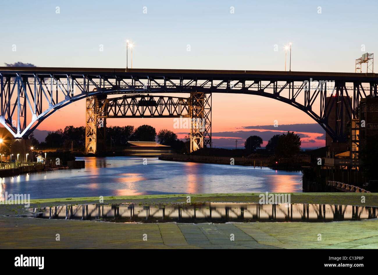 USA, Ohio, Cleveland, Brücke über den river Stockfoto