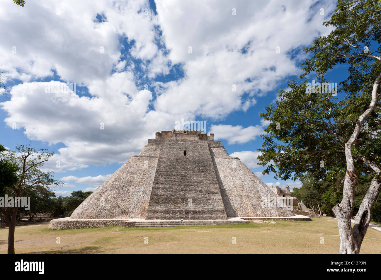 La Piramide del Adivino. Die massive Pyramide des Zauberers von Uxmal