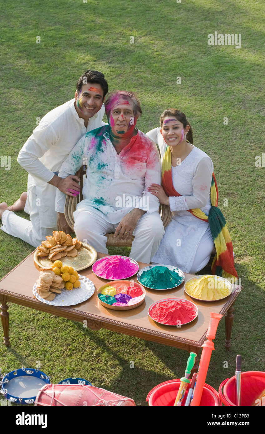 Familie feiern Holi Stockfoto