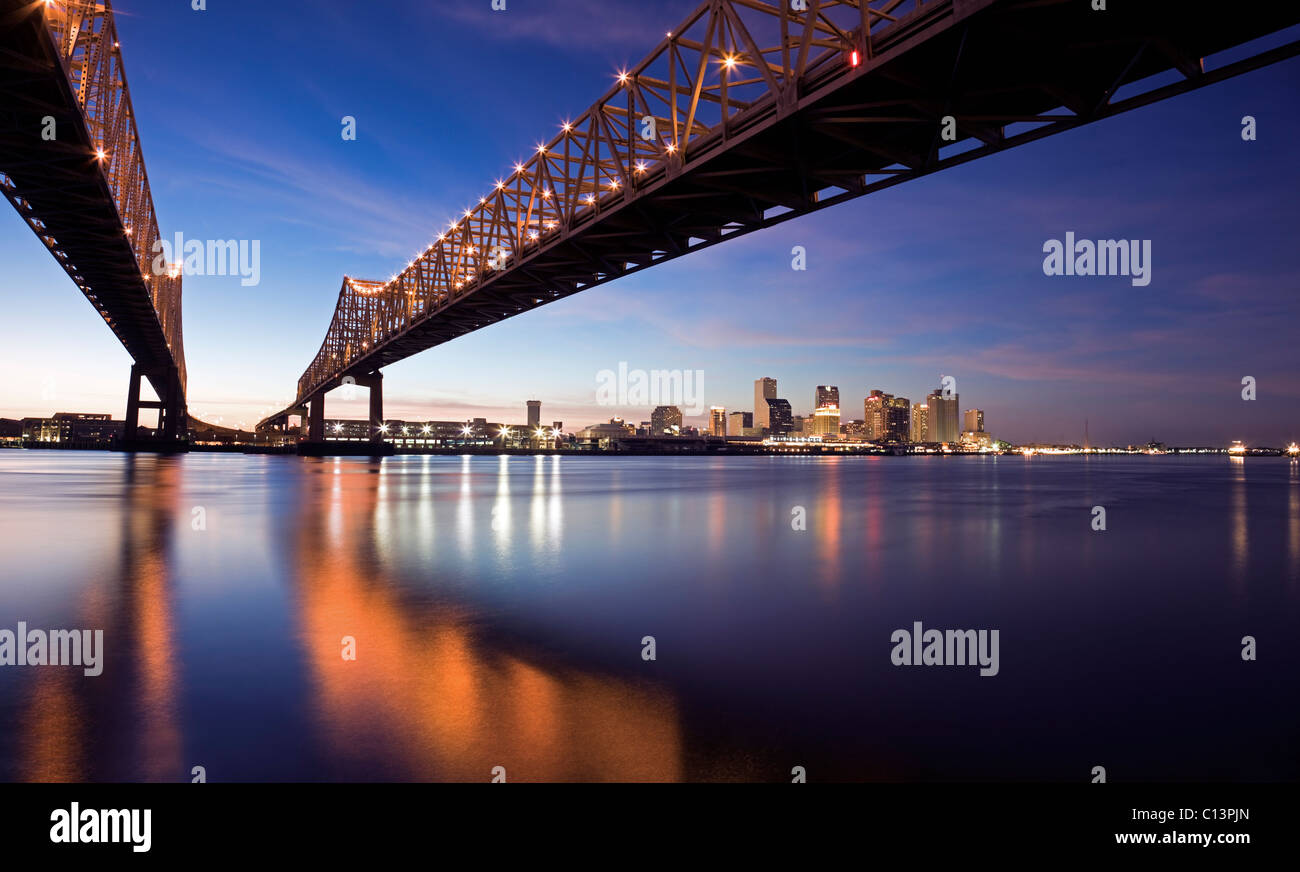 USA, Louisiana, New Orleans, mautpflichtige Brücke über den Mississippi River bei Sonnenuntergang Stockfoto