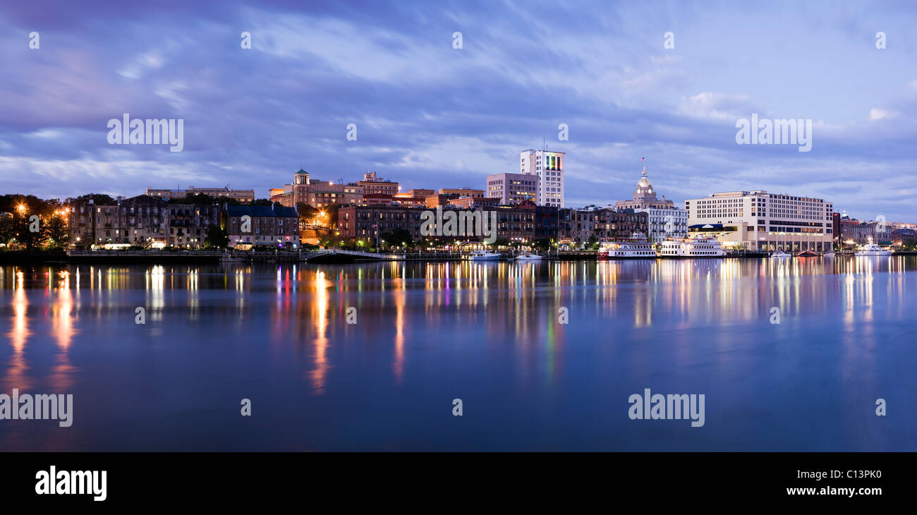 USA, Georgia, Savannah, die Skyline der Stadt vom Fluss Stockfoto