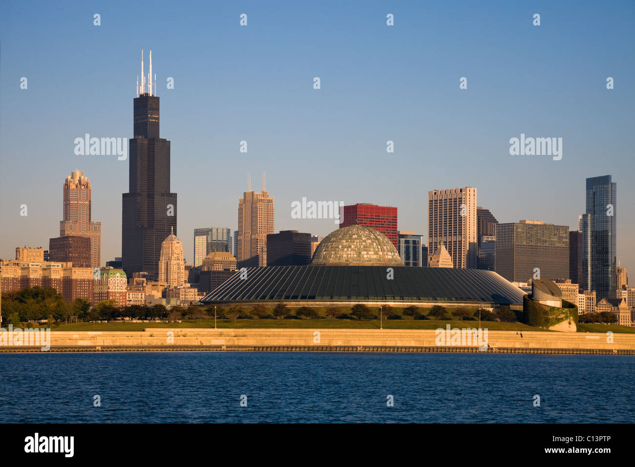 USA, Illinois, Chicago, Skyline der Stadt mit Adler Planetarium Stockfoto