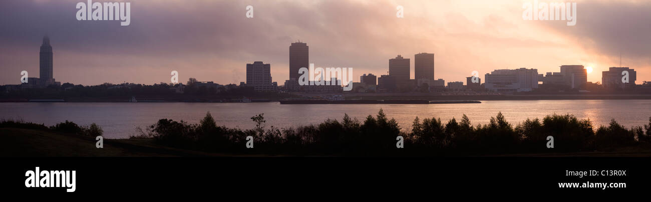 USA, Louisiana, Baton Rouge, Skyline der Stadt über Mississippi River bei Sonnenaufgang Stockfoto