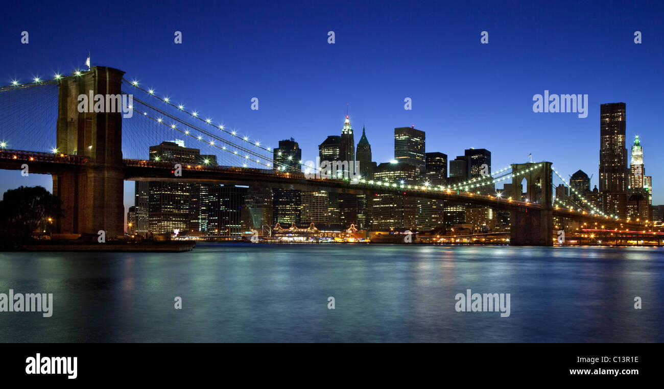 Sonnenuntergang an der Brooklyn-Brücke - überspannt den East River zwischen Brooklyn und Manhattan, New York City USA Stockfoto