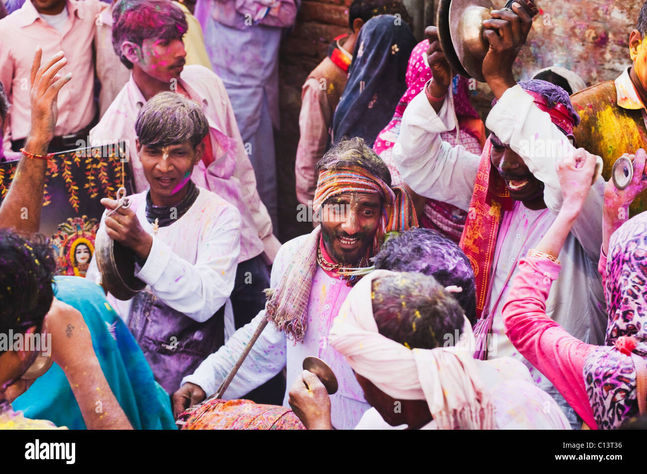 Gruppe von Menschen feiern Holi Festival, Barsana, Uttar Pradesh, Indien Stockfoto